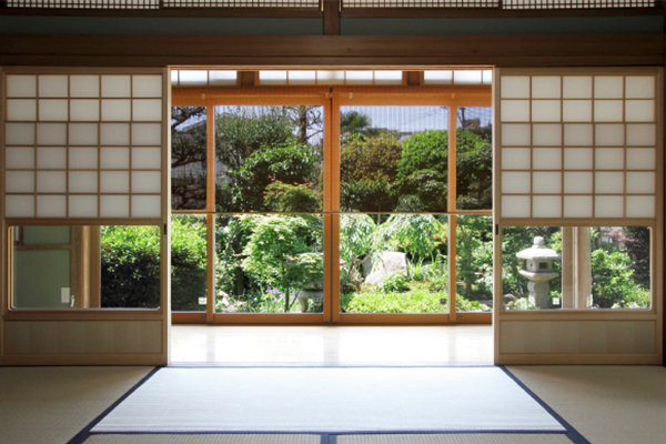 日本の美意識をたたえた伝統的な木造建築